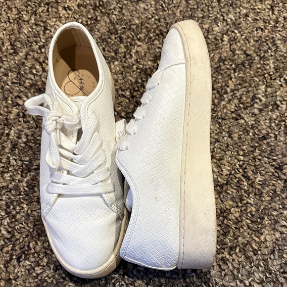 Classic White Textured Women's Sneakers - Picture 4 of 4